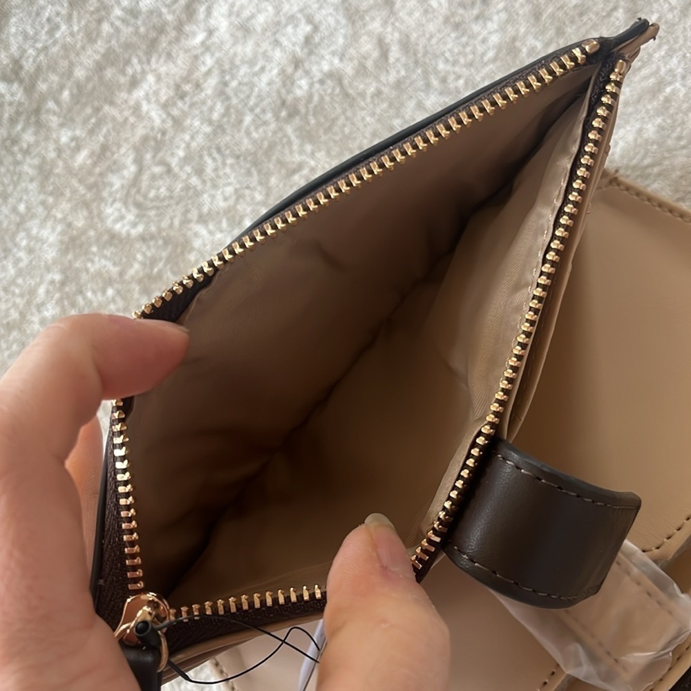 Brand New Guess Two Tone Brown Cappuccino Logo Wristlet Wallet Phone Holder - Picture 15 of 16